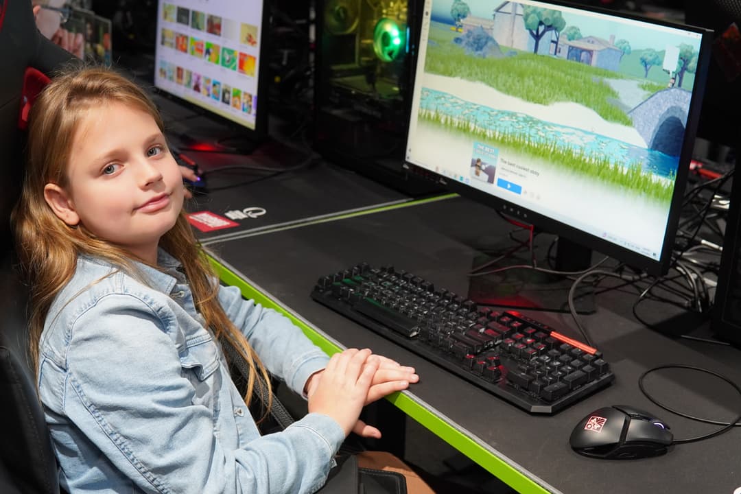 Municsworld giving thumbs up