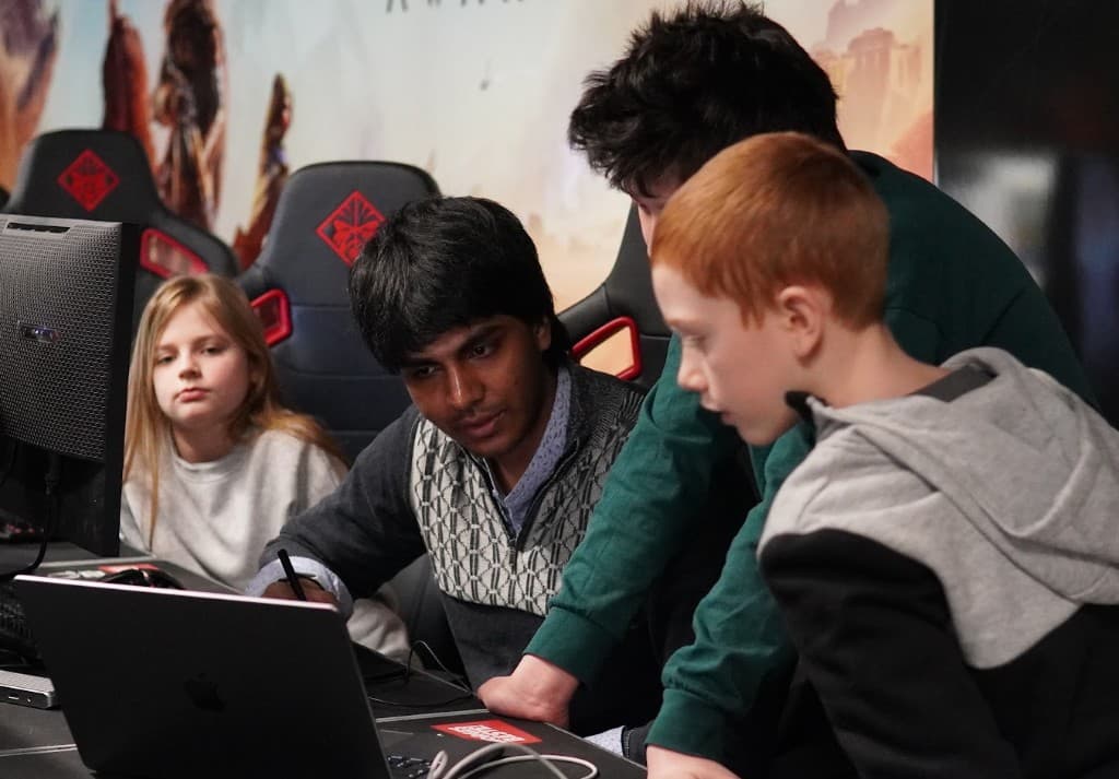 Jay Vardhan teaching kids at a coding workshop